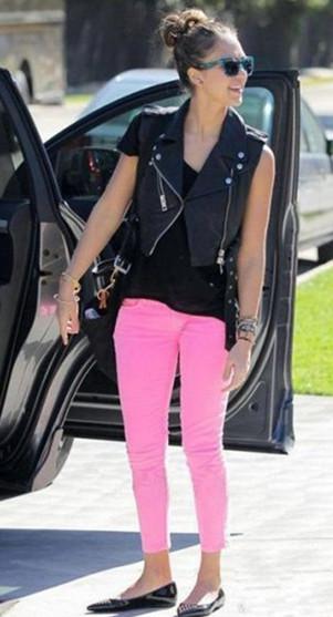 粉色裤搭配什么颜色衣服好看吗